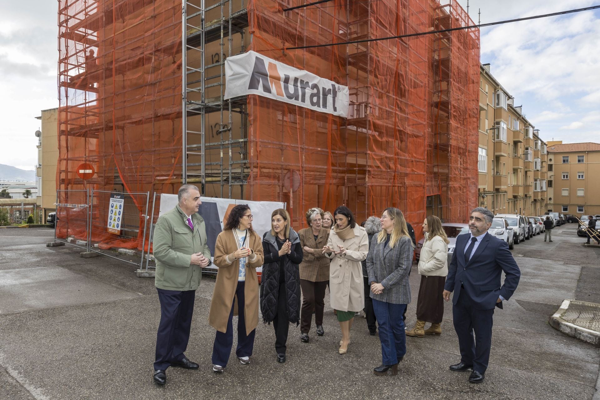 El consejero de Vivienda, Roberto Media, la presidenta de Cantabria, María José Sáenz de Buruaga, la alcaldesa de Santander, Gema Igual, la delegada del Gobierno, Eugenia Gómez de Diego, y el director general de Vivienda, Carlos Montes, visitan las obras junto a los vecinos del barrio. 