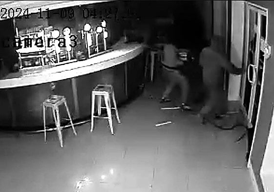 Los ladrones abandonan el restaurante Oxford de Puente Arce con la caja registradora a cuestas.