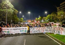 Los trabajadores han desplegado dos pancartas contra la privatización y gestión.