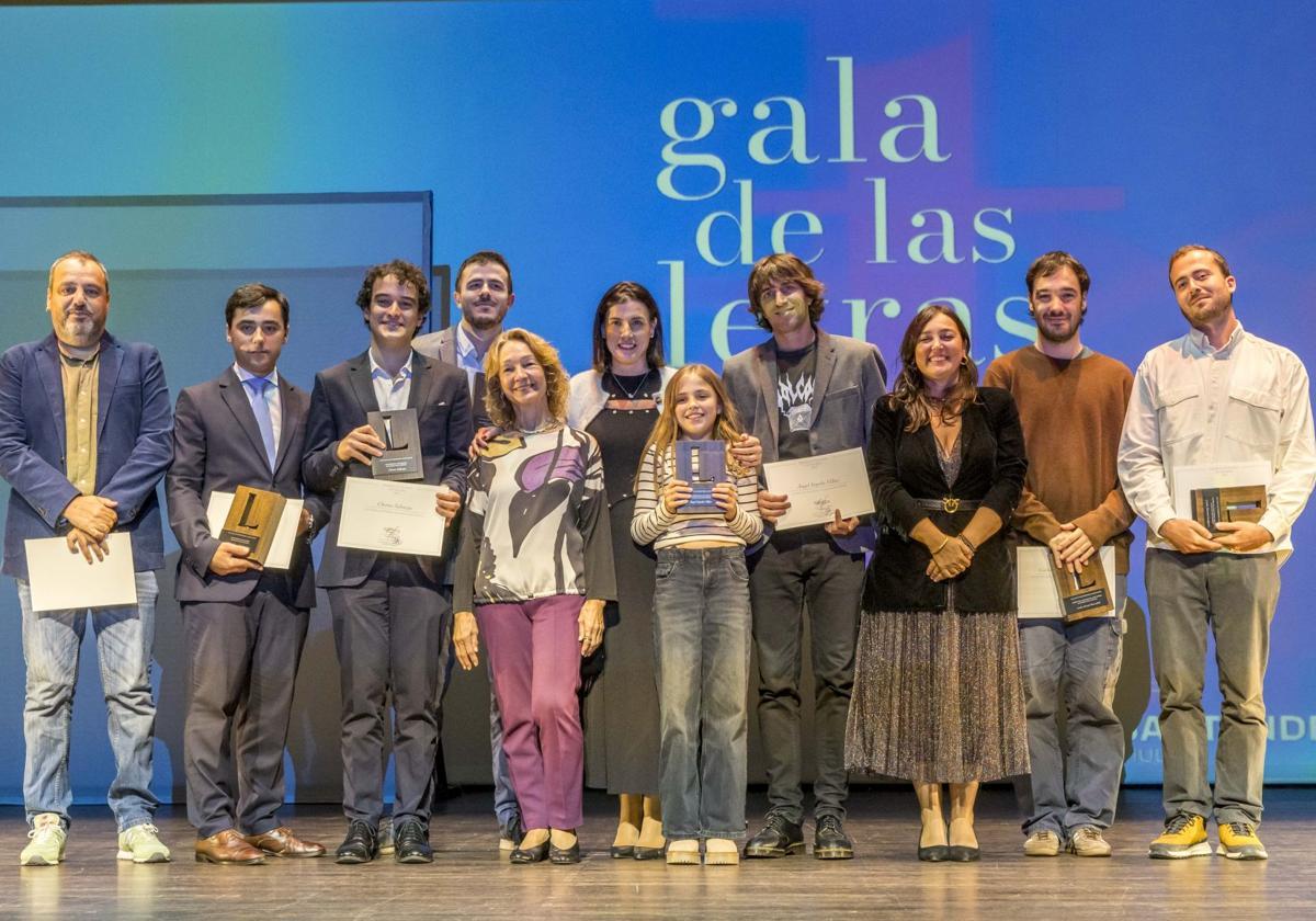 Los premiados de las diferentes categorías posan con las autoridades, en el Teatro Casyc. La escenografía y el eje de la Gala fue diseñada por la compañía cántabra Ruido Interno.