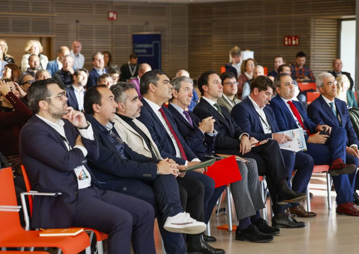 Imagen secundaria 1 - El congreso de la vivienda reúne a profesionales del sector de la construcción