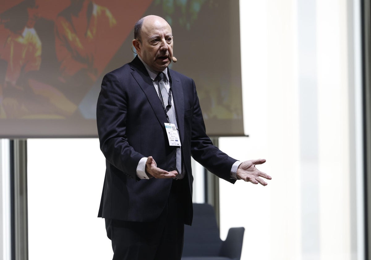 Gonzalo Bernardos, economista y tertuliano, durante su intervención en el congreso.