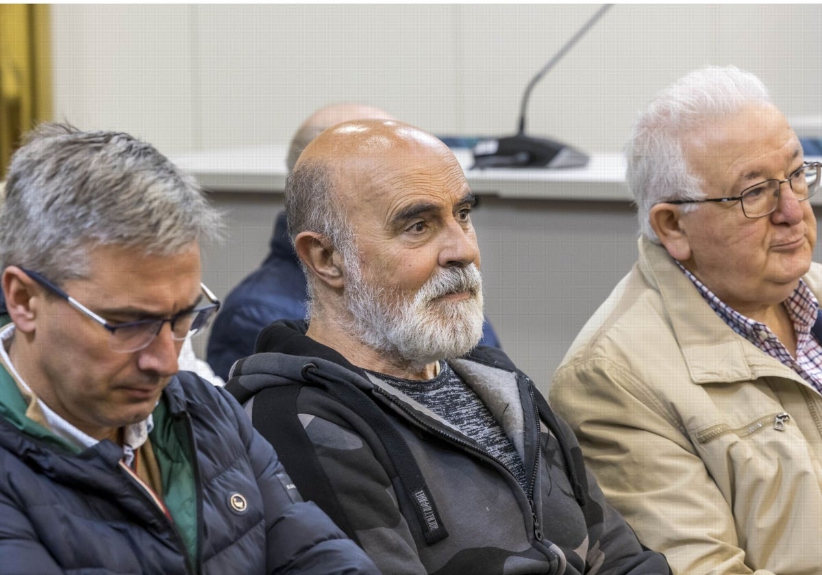 Los exalcaldes de Castro Iván González, Rufino Díaz Helguera y Fernando Muguruza.