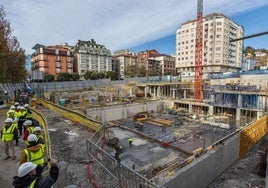 Vista general de las obras del Mupac en el solar de Puertochico, donde comienzan a levantarse los pilares de las plantas superiores.