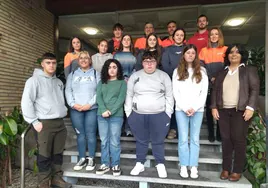 Los grupos del CIFP La Granja, de Heras, en su visita a las instalaciones de la planta de Bridgestone, en Puente San Miguel.