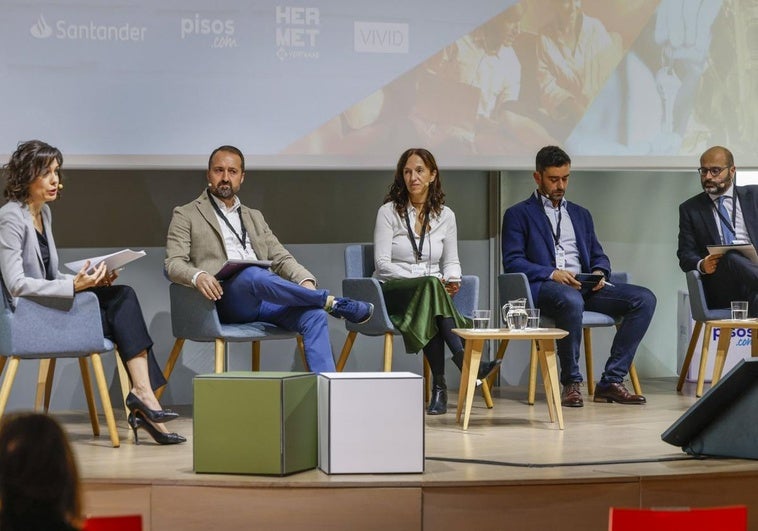 Ana Palencia, moderadora de una de las dos mesas redondas celebradas ayer, junto a los ponentes Rubén Gutiérrez, Montse Lavilla, Eduardo Gómez y Jesús González.