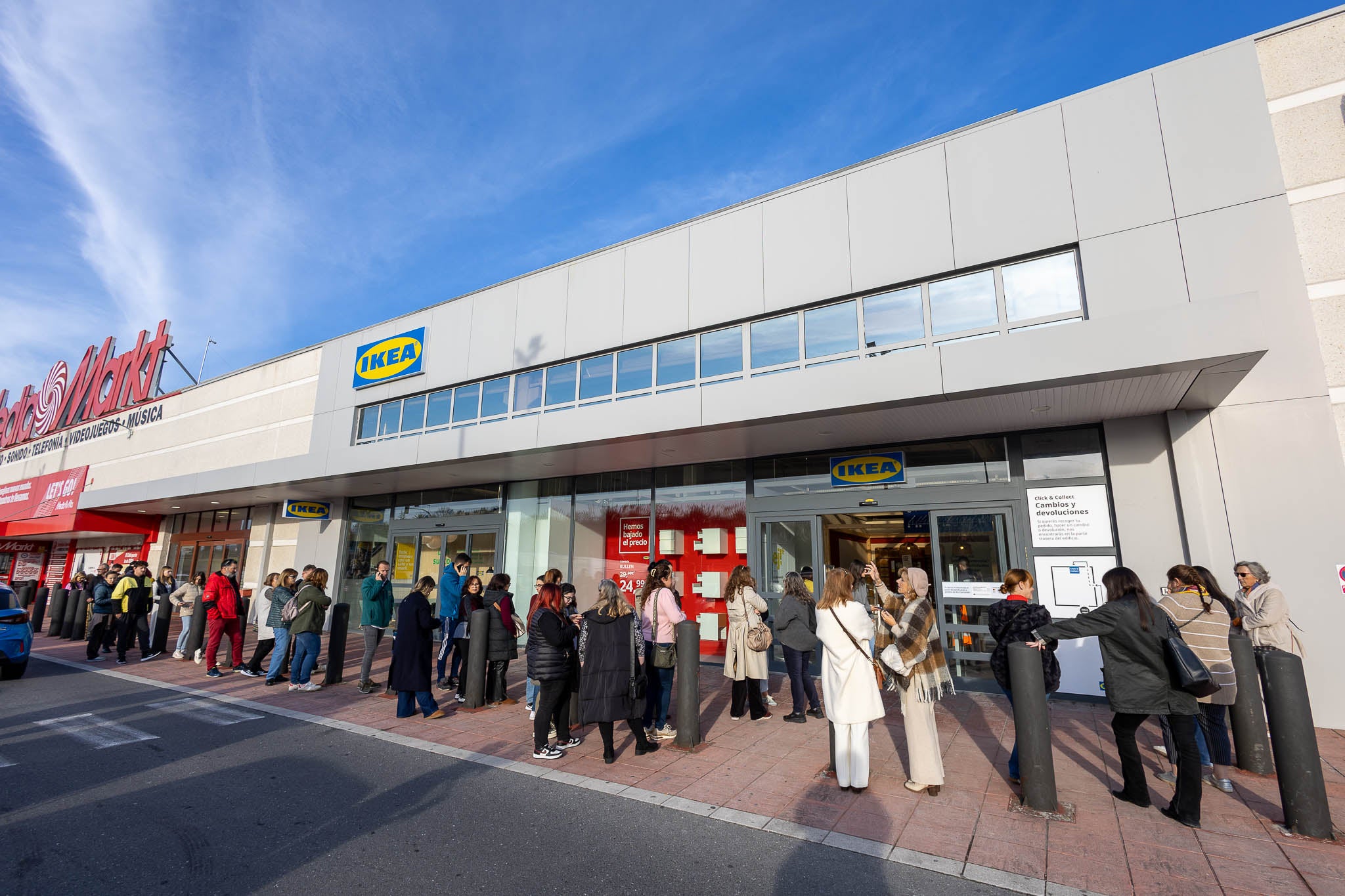 La cola de clientes llegaba hasta el final del recinto minutos antes de abrir.