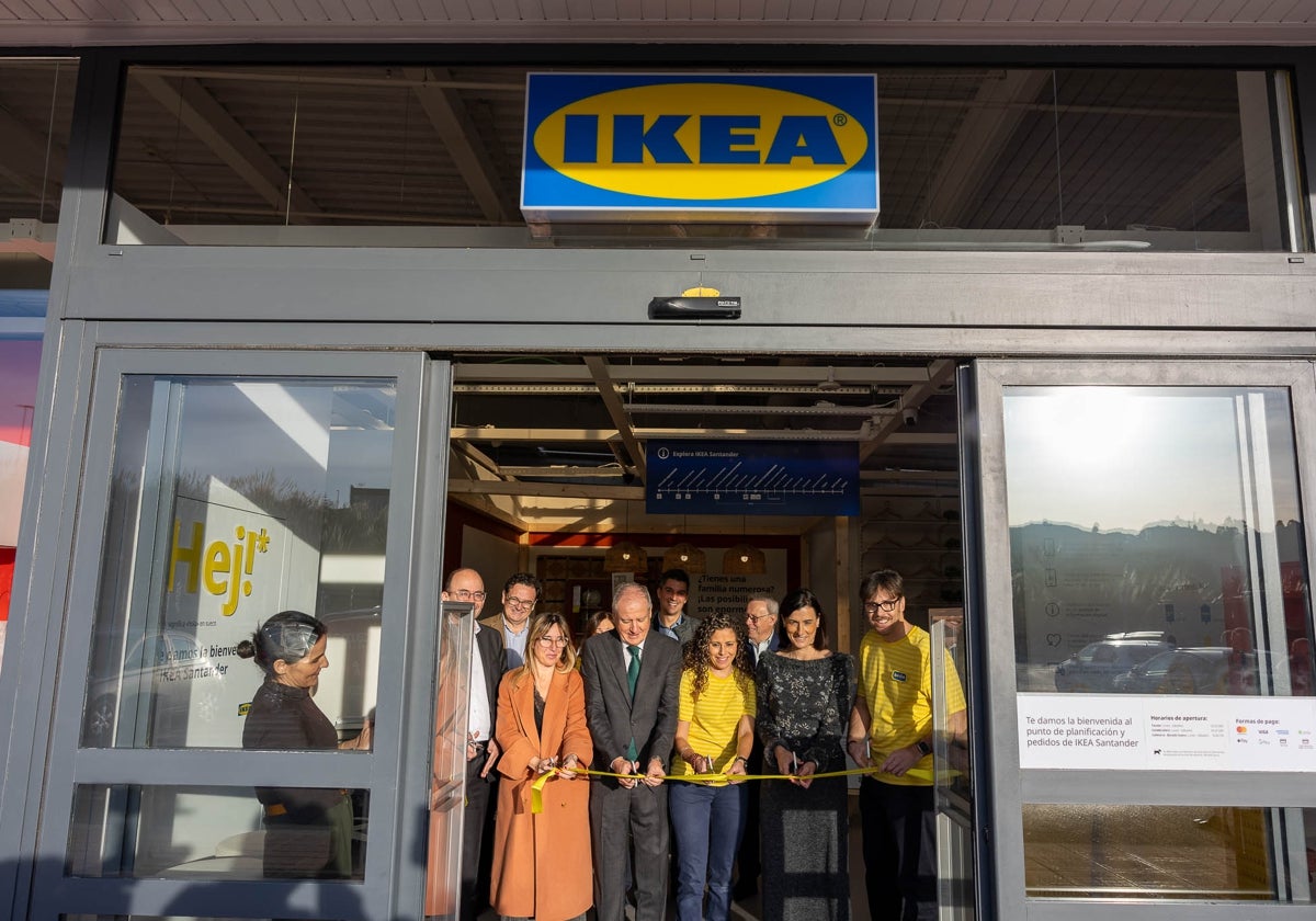 Larga cola en la reapertura de Ikea en Santander