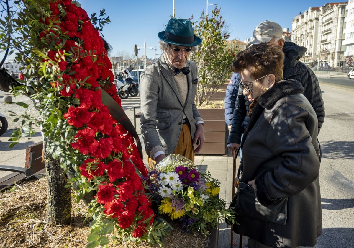 Eduardo Elorza, padre de Bret, depositando unas flores en el lugar donde su hijo perdió la vida.