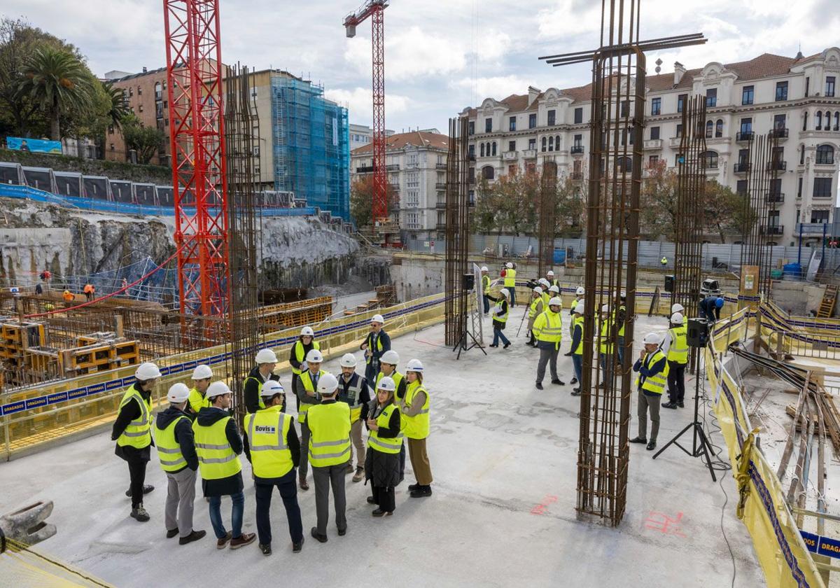 La presidenta de Cantabria durante la visita a las obras.