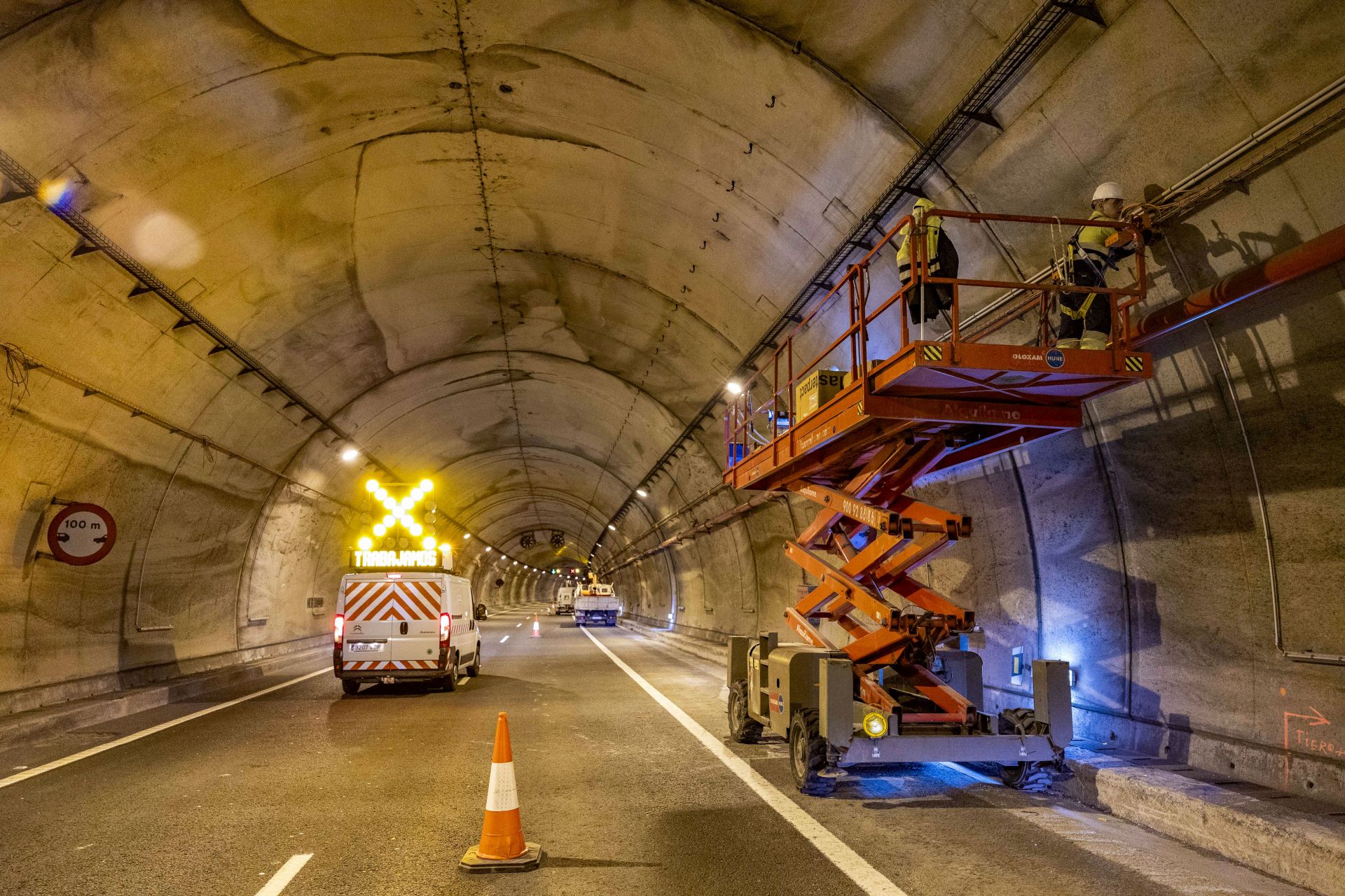 Para garantizar la seguridad de los operarios, la vía se corta mientras se avanza en las obras