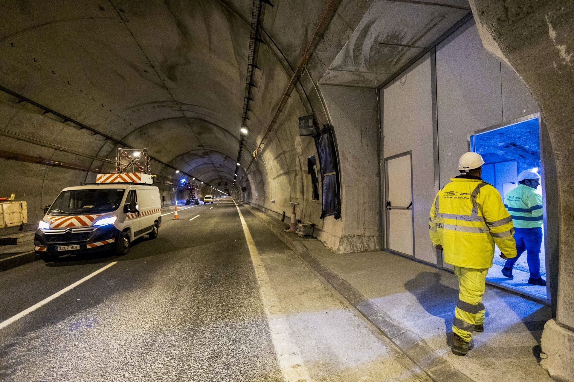 Los operarios trabajan en el acondicionamiento de las galerías de emergencia del túnel