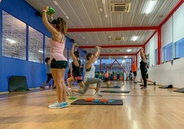 Vecinos en una clase dentro del gimnasio.