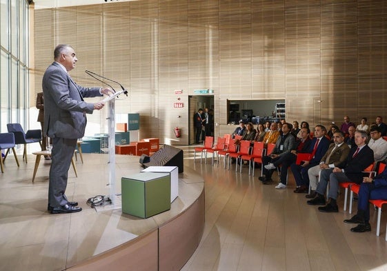 El consejero de Ordenación del Territorio y Medio Ambiente del Gobierno de Cantabria, Roberto Media, durante la inauguración de la segunga jornada.