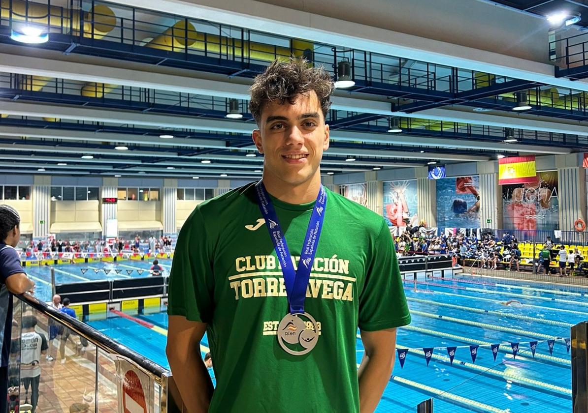 Teo del Riego, del Club Natación Torrelavega, posa con la plata de los 50 mariposa.