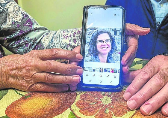 Los padres de Silvia muestran una de las fotografías de Silvia que más les gusta y que llevan siempre a mano en el teléfono móvil.