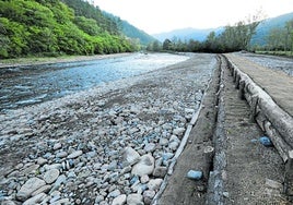 Trabajos de acondicionamiento en el cauce del río Saja, con taludes tendidos.