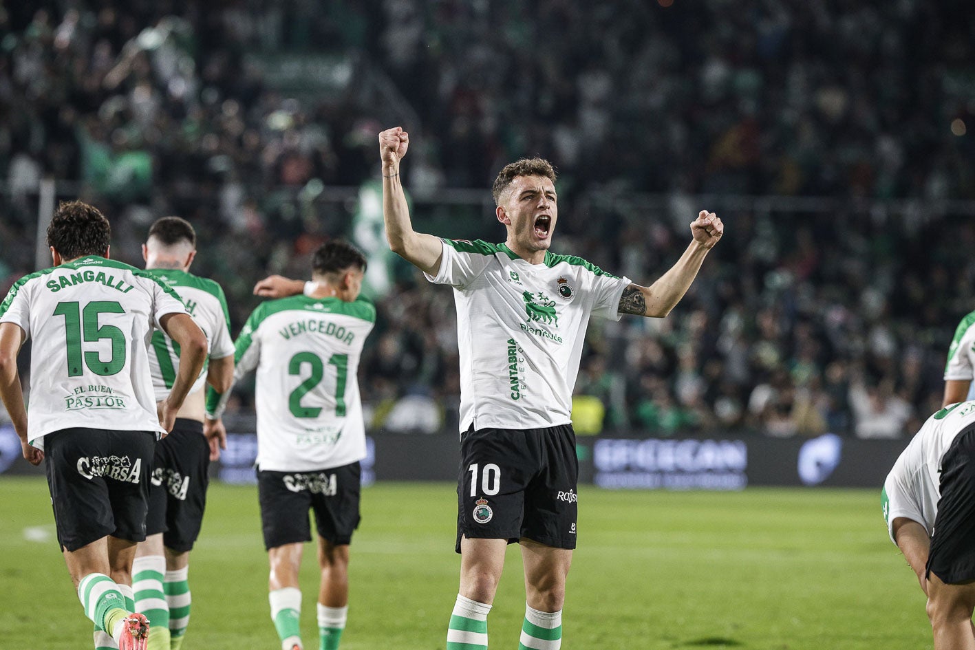 Íñigo Vicente, autor de las dos asistencias de gol, arenga a los aficionados en El Sardinero. 