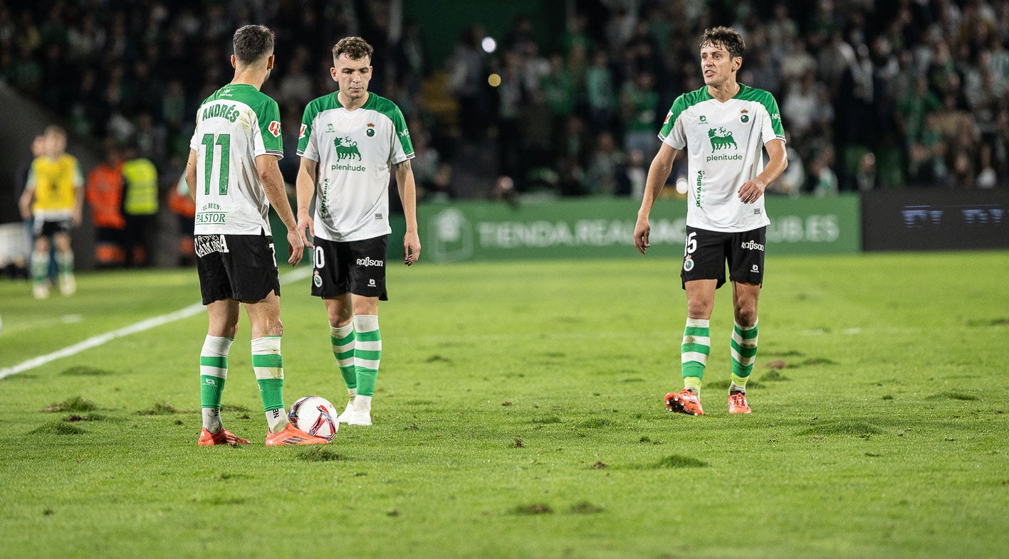 Andrés Martín, de espaldas con el balón,  íñigo Vicente y Sangalli, ayer durante el encuentro. 