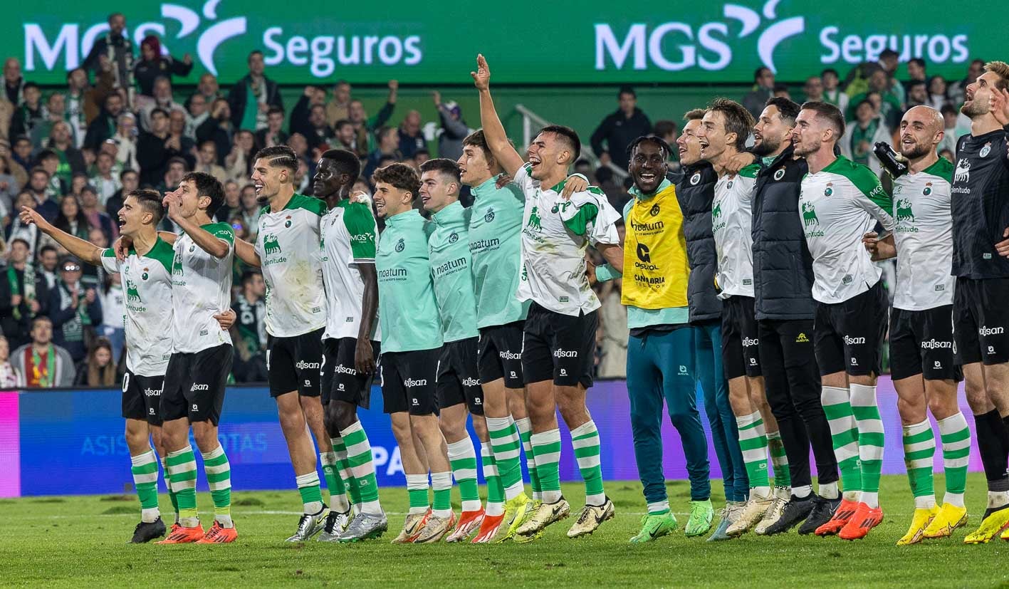 La plantilla realiza el saludo a La Gradona tras el partido. 