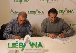 Jesús Cuevas y Alfonso San Vicente, durante la firma del convenio