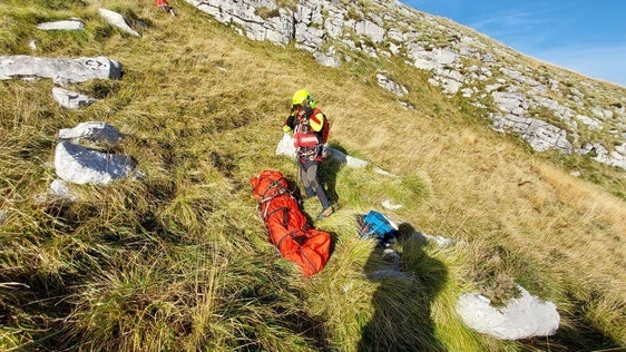 El helicóptero del Gobierno de Cantabria evacúa a una senderista en San Roque de Riomiera