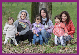 Desde la izquierda, Amaia con su madre Amanda, Claudia con su hija Sienna y Gema con la pequeña Andrea.