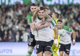 Manu Hernando y Montero celebran el segundo gol del Racing frente al Burgos.