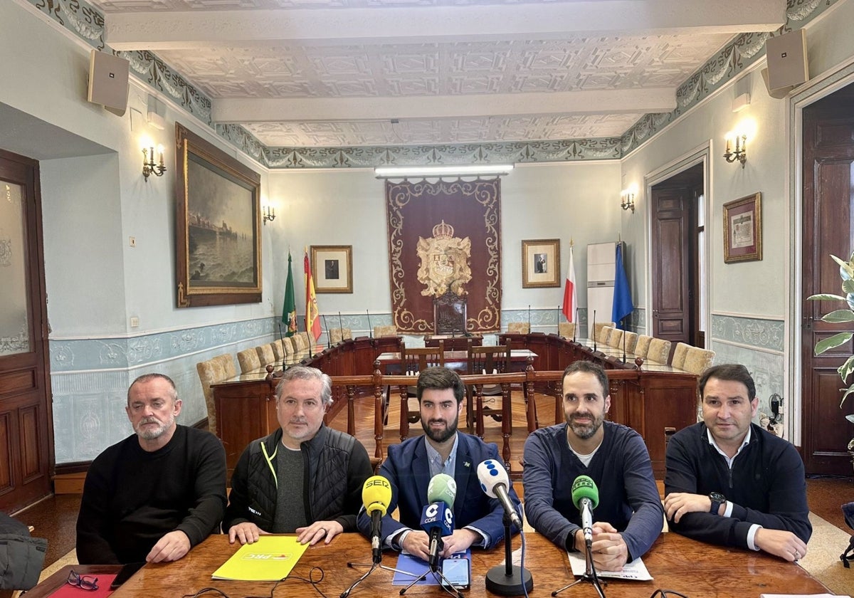 Los portavoces de la oposición del Ayuntamiento de Castro Urdiales -de izquierda a derecha- Agustín Fernández (Vox), Pedro María Fuste (PRC), Cristian Antuñano (PP), Alberto Martínez (Podemos) y José María Liendo (Ciudadanos).