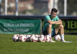 Íñigo Vicente posa rodeado de balones en un entrenamiento en La Albericia.