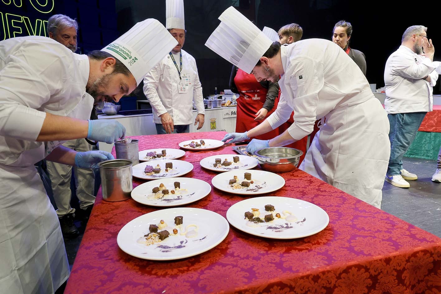 Manuel Aguilar e Iván Expósito, en representación de la Asociación de Paradores de Turismo, ultiman la elaboración de su plato, este martes.