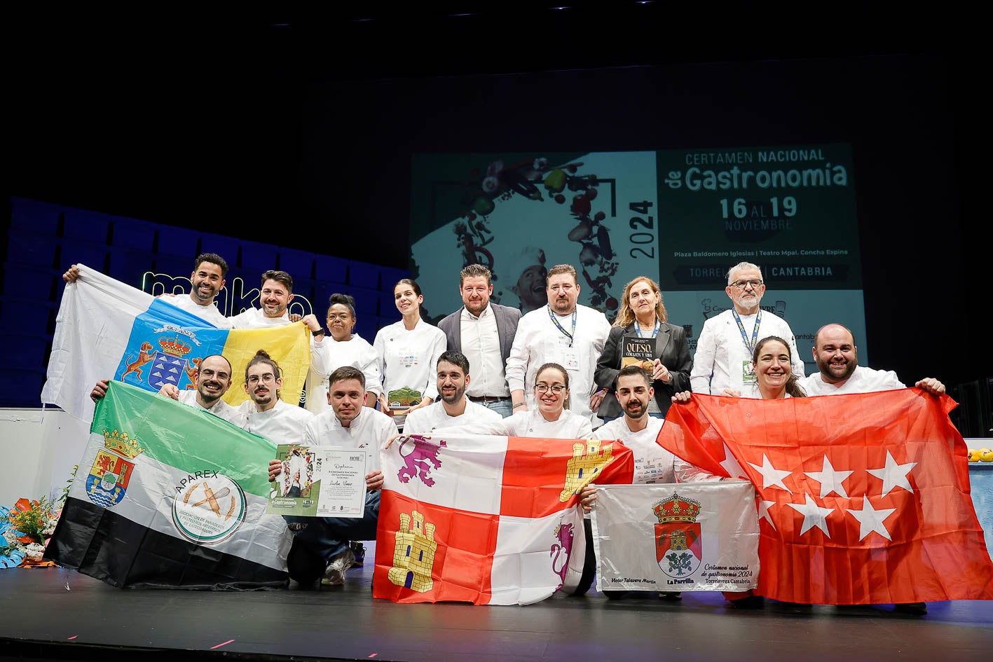 Representantes de todos los premiados, de Canarias, Extremadura, Castilla y León y Madrid, posan en el escenario, tras la entrega de premios en el Concha Espina. 