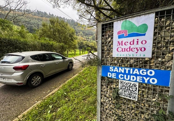 Cartel que da la bienvenida a Santiago de Cudeyo, en la falda de Peña Cabarga.