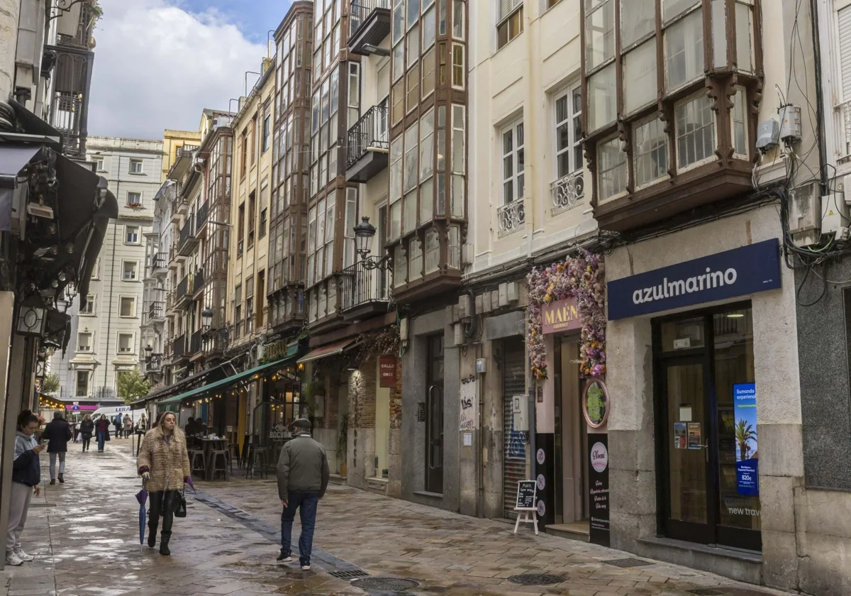 La calle Arrabal de Santander, una de las zonas comerciales y hosteleras de la capital cántabra.