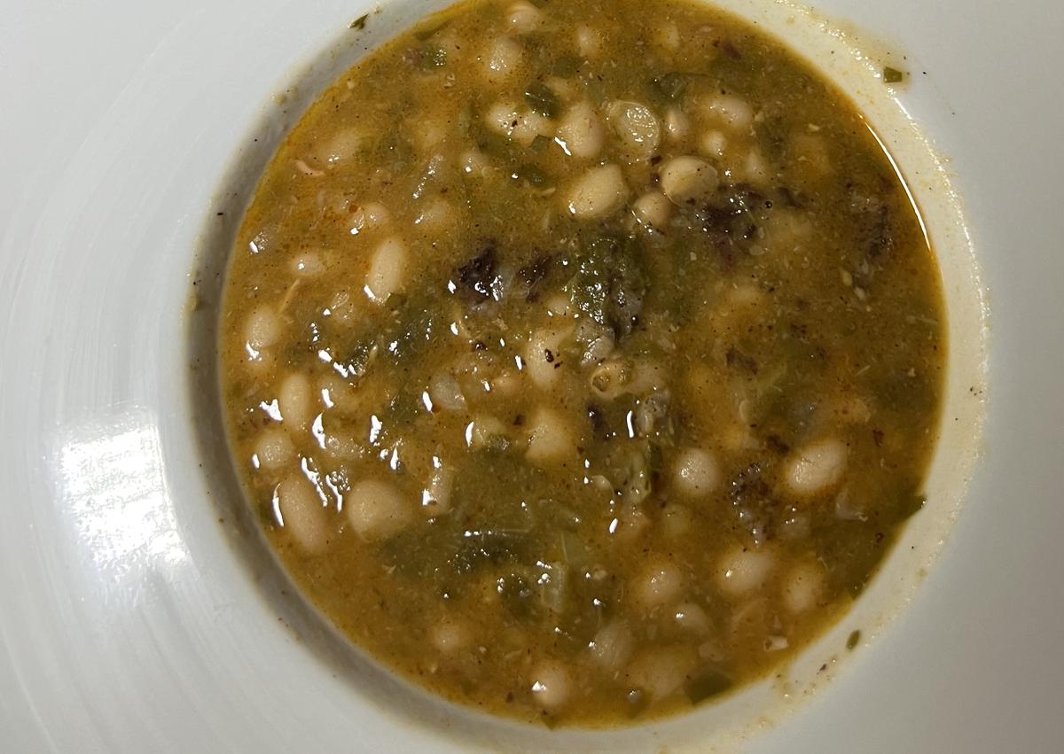 Imagen secundaria 1 - Alcachofas confitadas, degustación de cocido montañés y chocolate con sal de Cabezón.