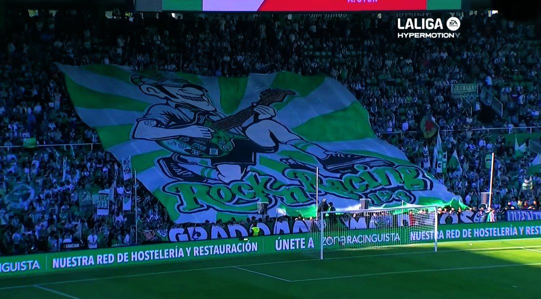 Así lució la grada de animación en el Racing-Sporting de la jornada 5. 