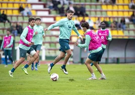 Javi Montero presiona a Pablo Rodríguez en la sesión de ayer en La Maruca.