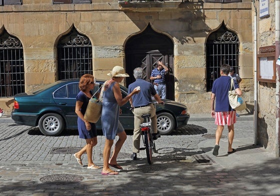 Un vehículo atraviesa los Arzobispos entre los peatones.