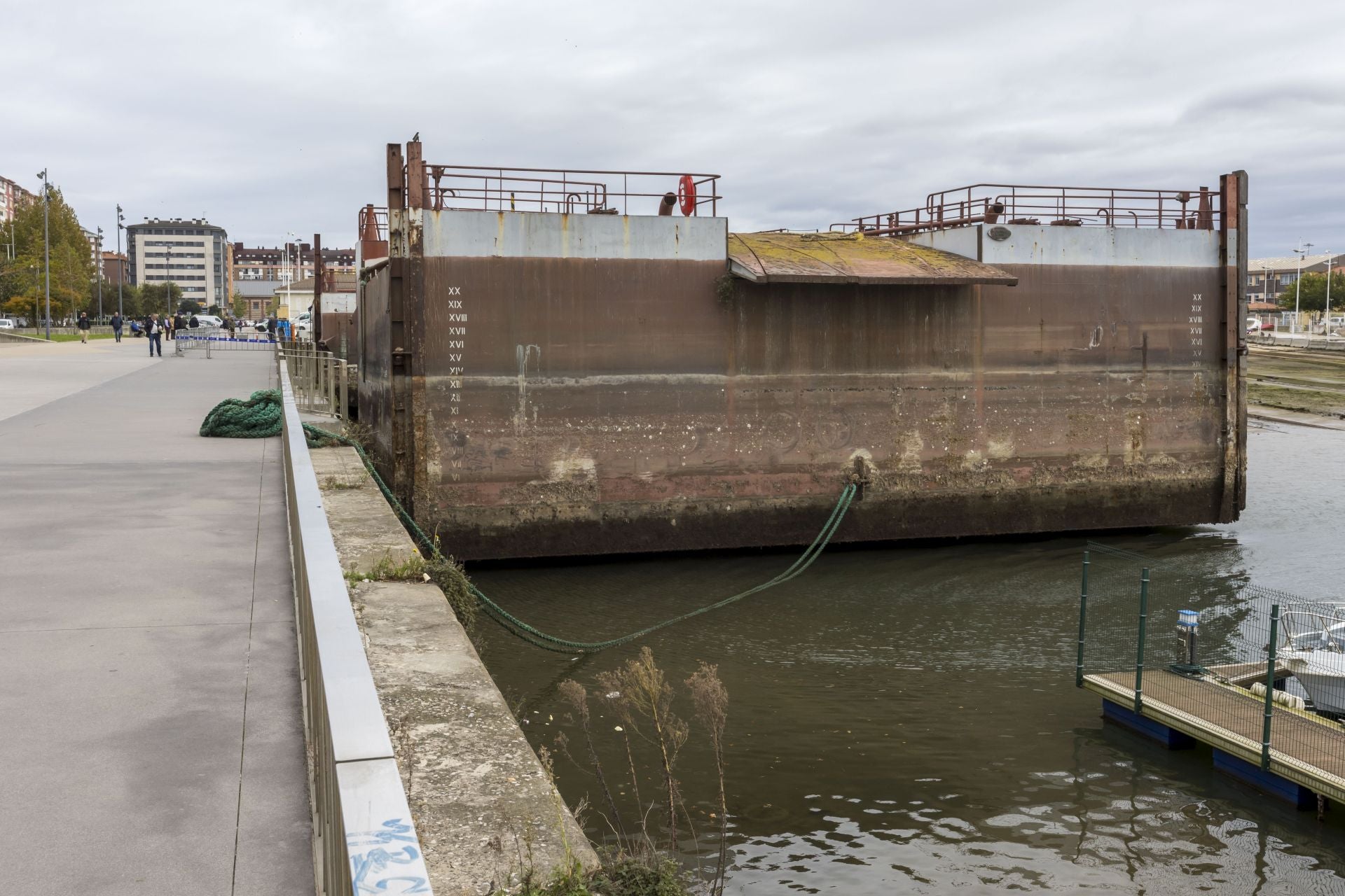 La rampa llegó al Puerto en 1992 y ha pasado por varios emplazamientos. Por ejemplo, entre 2005 y 2016 dio servicio al ferri en los muelles 10 y 11 para que se pudieran subir vehículos a estos barcos.