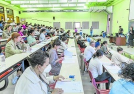 Participantes en las oposiciones docentes, durante los exámenes que se celebraron en junio en el Edificio Interfacultativo de la UC.