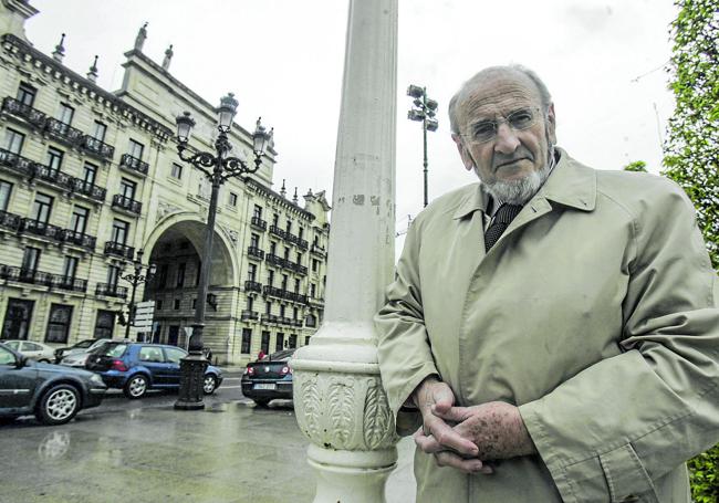 Álvaro Pombo, en el Paseo de Pereda, el Muelle, como él lo llama.