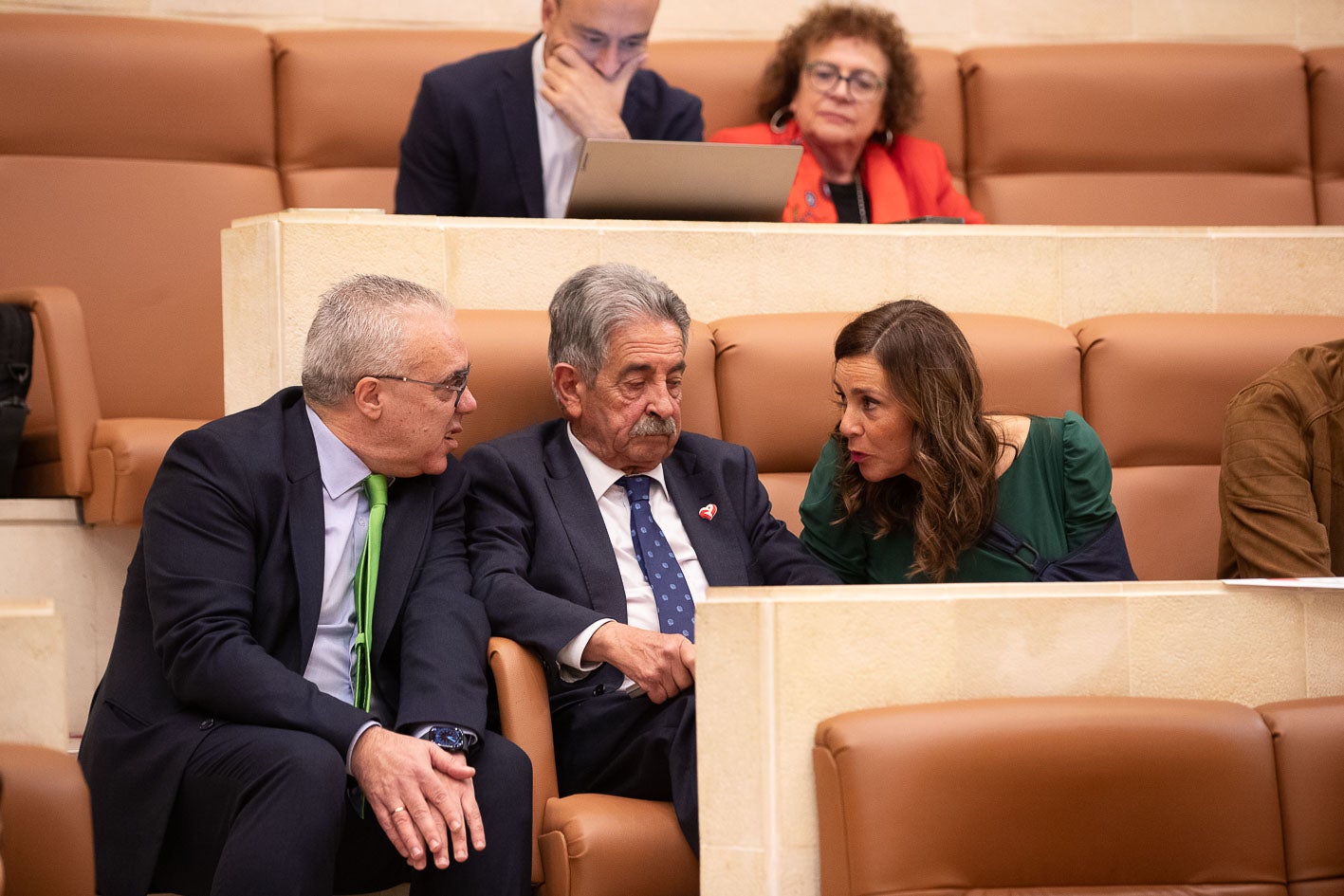 Momento de conversación de Hernando, Revilla y Fernández. Atrás, los también regionalistas Javier López Estrada y Teresa Noceda.