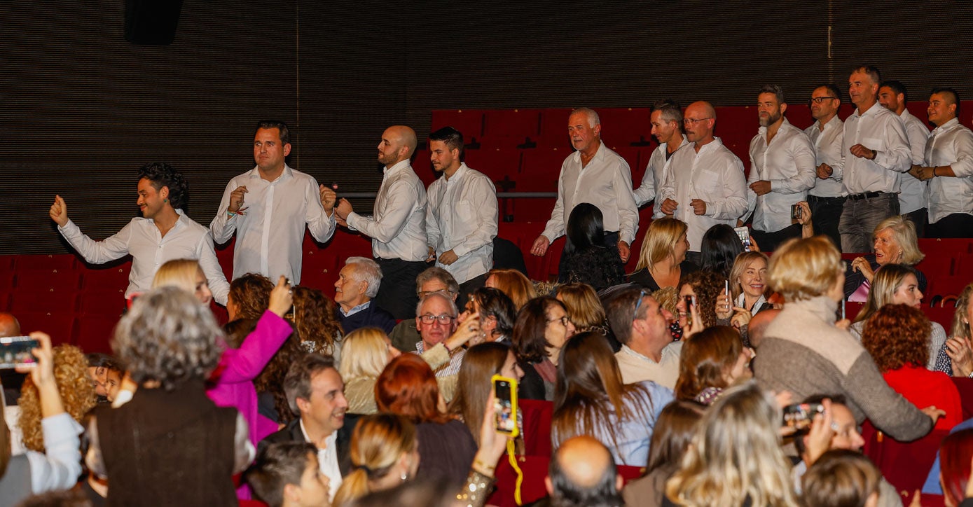 Participantes en la gala se dirigen al escenario.