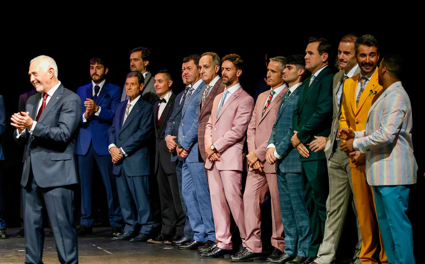 En primer plano, el comisario, Héctor Moreno, junto con varios de los participantes en el desfile de sastrería a medida del diseñador manchego, Félix Ramiro.