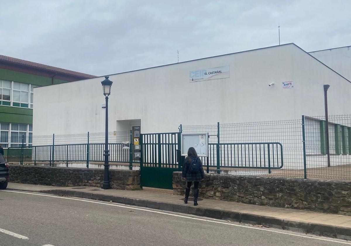 Vista del exterior del colegio El Castañal, en Selaya.