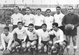 Alineación racinguista de la temporada 61-62. Santamaría, Escolá, Pellejero, Crispi,Trueba y Berasaluce. Agachados, Odriozola, Cebrián, Fretes, Sampedro y Nando Yosu.