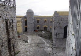 Acceso al interior del Fuerte de San Martín de Santoña.