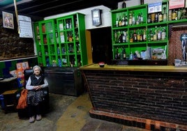 Asus 87 años, Rosa Maroto, aun regenta uno de los últimos bares-tienda que existen en la región. Un establecimiento con solera llamado La Gloria que abrió sus puertas en 1930, en el pueblo de Canales (Udías)