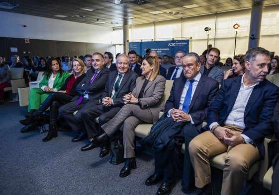 La presidenta María José Sáenz de Buruaga, durante el acto, junto a parte de sus consejeros y el experto Andrés Pedreño.