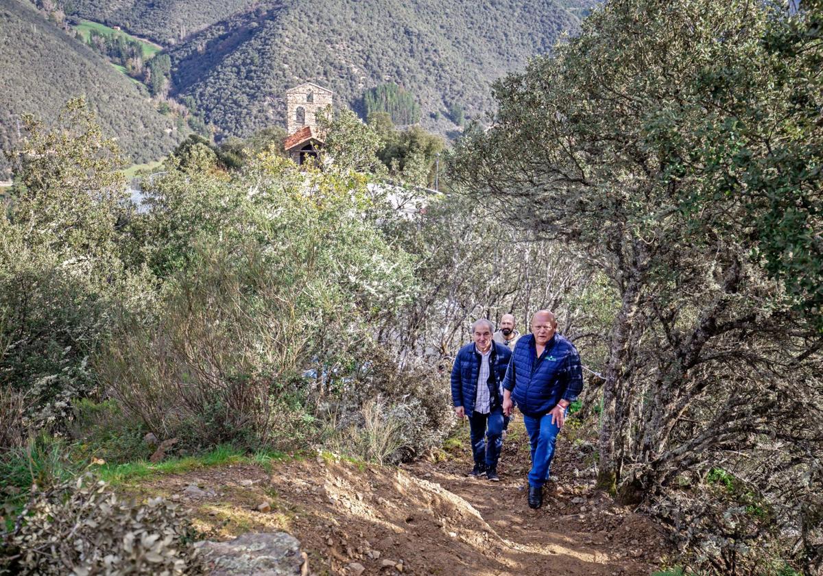 Una nueva escalera y la limpieza de los caminos permiten mejorar la ruta entre las ermitas de San Miguel y Santa Catalina